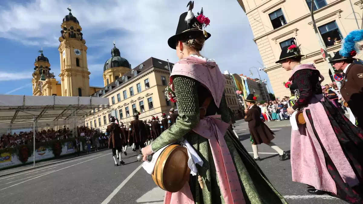9.000 Trachtler ziehen durch die Stadt zum Festgelände.  - Bild: Karl-Josef Hildenbrand/dpa
