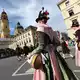 9.000 Trachtler ziehen durch die Stadt zum Festgelände.  - Bild: Karl-Josef Hildenbrand/dpa