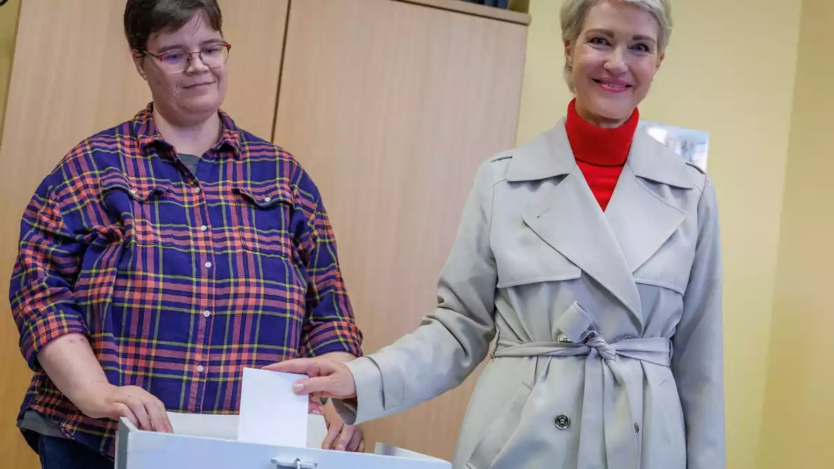 SPD-Spitzenkandidatin Manuela Schwesig gibt in Schwerin ihre Stimme ab. - Bild: Jens Büttner/dpa
