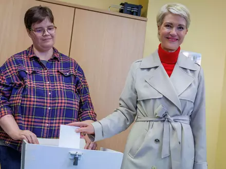SPD-Spitzenkandidatin Manuela Schwesig gibt in Schwerin ihre Stimme ab. - Foto: Jens BĂĽttner/dpa