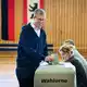 CDU-Spitzenkandidat Evers gibt in Berlin seine Stimme ab. - Bild: Bernd von Jutrczenka/dpa