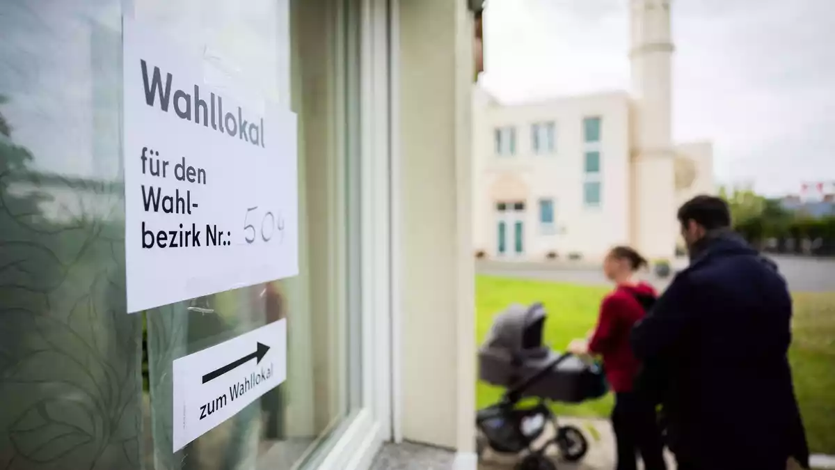 Ein Wahllokal in Berlin. - Bild: Christoph Soeder/dpa
