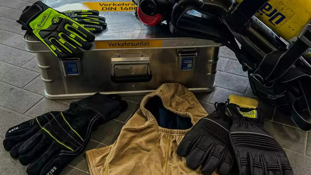 FW Wathlingen: Neue Schutzhandschuhe und Flammschutzhauben für die Einsatzkräfte - Bild: presseportal.de