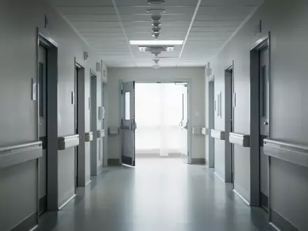 Ein heller, leerer Krankenhausflur mit moderner Architektur und diffusem Tageslichteinfall. - Foto: über boerse-global.de