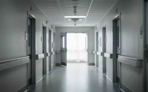 Ein heller, leerer Krankenhausflur mit moderner Architektur und diffusem Tageslichteinfall. - Foto: über boerse-global.de