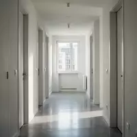 Moderner, heller Flur eines Wohngebäudes mit minimalistischer Architektur und einfallendem Tageslicht. - Foto: über boerse-global.de