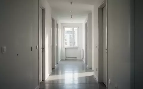 Moderner, heller Flur eines Wohngebäudes mit minimalistischer Architektur und einfallendem Tageslicht. - Foto: über boerse-global.de