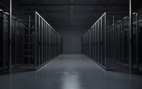 Ein minimalistisch gestalteter Serverraum mit leeren Metallregalen in einer kühlen, industriellen Umgebung. - Foto: über boerse-global.de