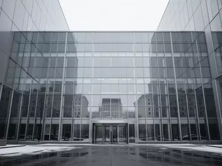 Moderne Glasfassade eines Verwaltungsgebäudes an einem trüben Tag. - Foto: über boerse-global.de