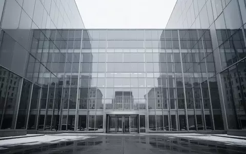 Moderne Glasfassade eines Verwaltungsgebäudes an einem trüben Tag. - Foto: über boerse-global.de