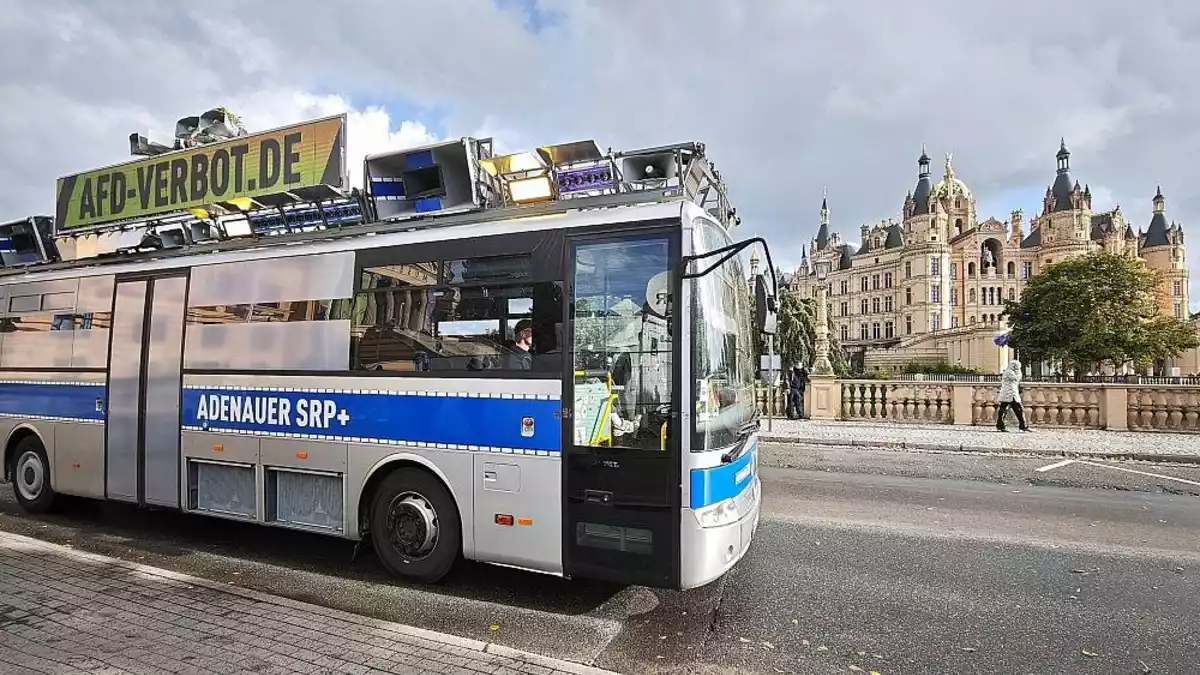Demo für AfD-Verbot vor Schweriner Schloss