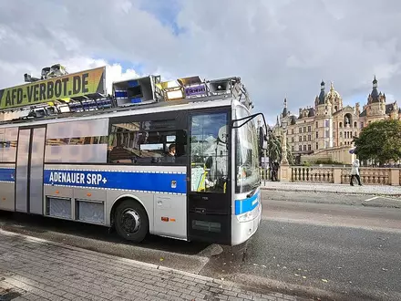 Demo für AfD-Verbot vor dem Landtag von Mecklenburg-Vorpommern am 20.09.2026 - Foto: via dts Nachrichtenagentur