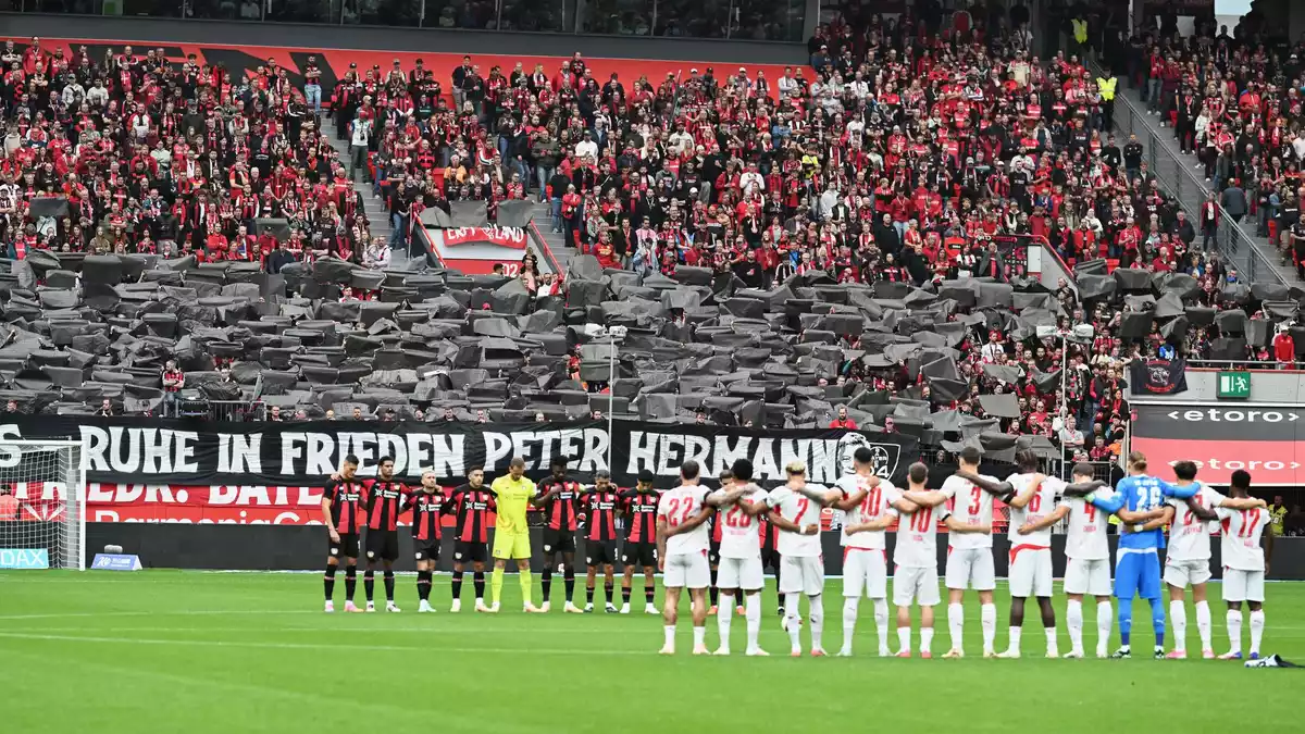 Die Spieler von Bayer Leverkusen und RB Leipzig gedachten Peter Hermann vor der Partie mit einer Schweigeminute.  - Bild: Federico Gambarini/dpa