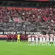 Die Spieler von Bayer Leverkusen und RB Leipzig gedachten Peter Hermann vor der Partie mit einer Schweigeminute.  - Bild: Federico Gambarini/dpa