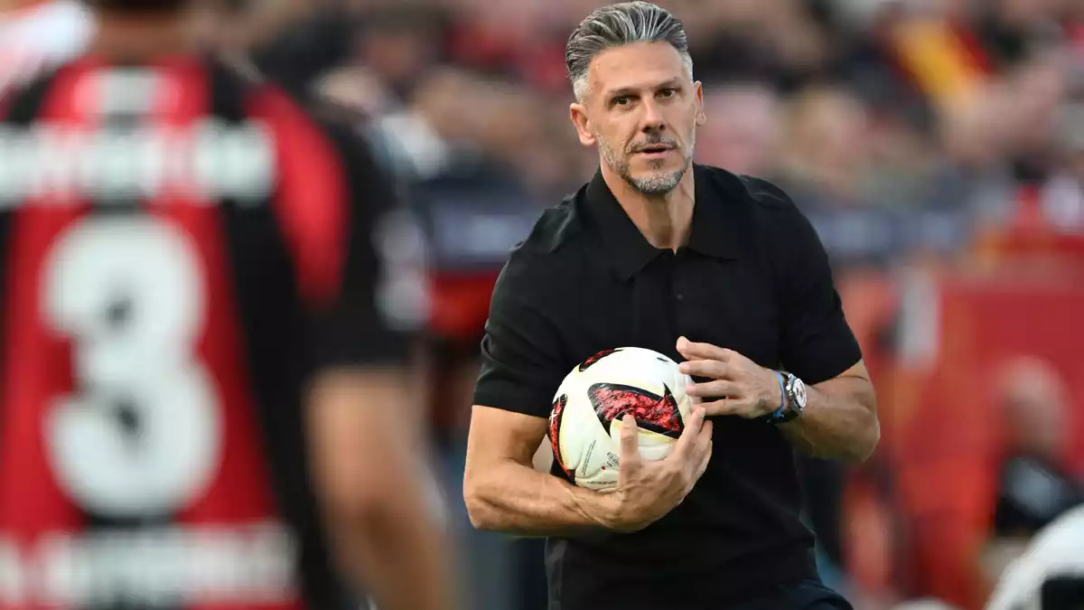 Warten weiterhin auf Auswärtspunkte in der Bundesliga: RB Leipzig und Trainer Martín Demichelis. - Bild: Federico Gambarini/dpa