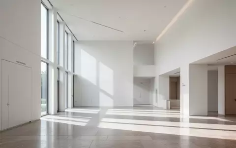 Heller, minimalistischer Innenraum eines öffentlichen Gebäudes mit klaren Linien und natürlichem Lichteinfall. - Foto: über boerse-global.de