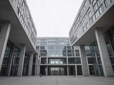 Moderne Architektur des Marie-Elisabeth-Lüders-Hauses in Berlin mit geometrischen Beton- und Glaselementen. - Foto: über boerse-global.de