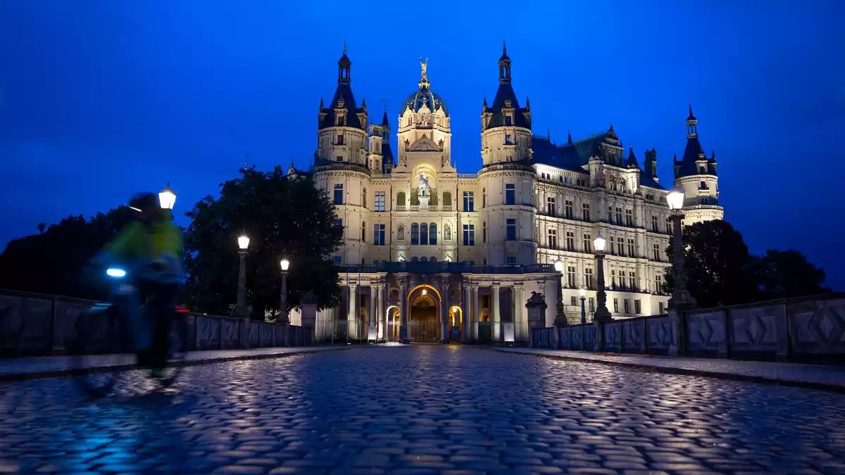 Der Landtag im Schloss gilt als schönster Deutschlands: AfD und SPD könnten nach den Wahlprognosen in etwa gleichstark einziehen. - Bild: Philip Dulian/dpa