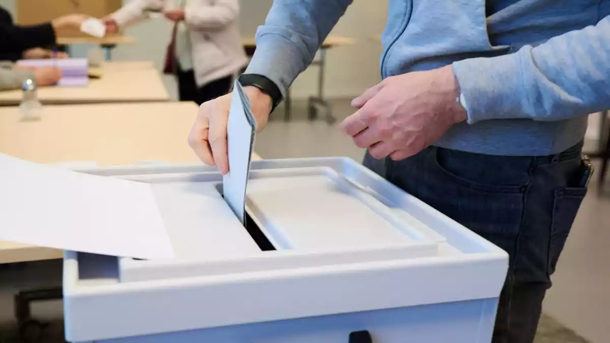 Die Wahllokale waren bis 18.00 Uhr geöffnet. - Bild: Annette Riedl/dpa