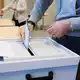 Die Wahllokale waren bis 18.00 Uhr geöffnet. - Bild: Annette Riedl/dpa