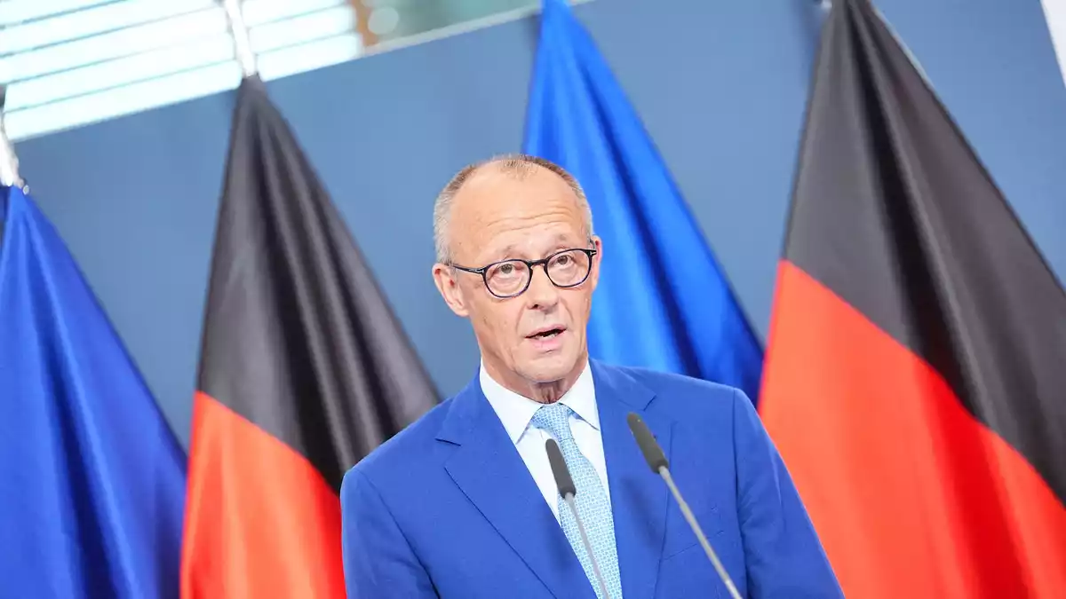 Kanzler Merz will trotz Wahlniederlagen der CDU weitermachen. - Bild: Michael Kappeler/dpa