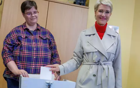 Die amtierende Ministerpräsidentin Schwesig gibt ihre Stimme ab.   - Foto: Jens Büttner/dpa