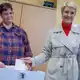 Die amtierende Ministerpräsidentin Schwesig gibt ihre Stimme ab.   - Bild: Jens Büttner/dpa