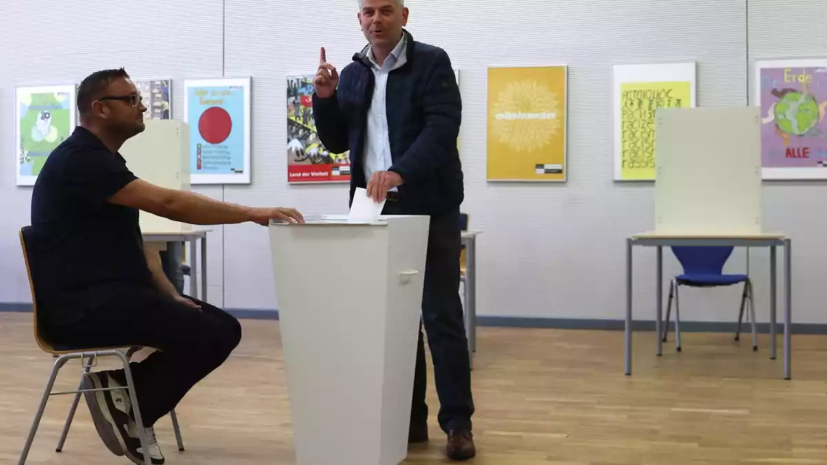 Der AfD-Kandidat für das Ministerpräsidentenamt Leif-Erik Holm bei der Stimmabgabe.  - Bild: Jens Büttner/dpa