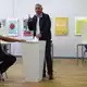 Der AfD-Kandidat für das Ministerpräsidentenamt Leif-Erik Holm bei der Stimmabgabe.  - Bild: Jens Büttner/dpa