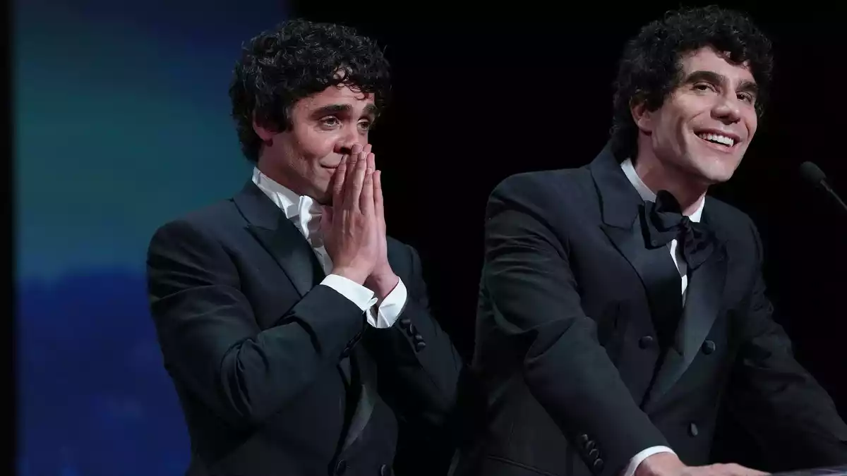 Javier Ambrossi (l) und Javier Calvo haben für ihren Film «La Bola Negra» den Publikumspreis beim Toronto International Film Festival gewonnen. Auf diesem Foto sieht man sie in Cannes. (Archivfoto) - Bild: Andreea Alexandru/Invision/AP/dpa