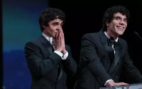 Javier Ambrossi (l) und Javier Calvo haben für ihren Film «La Bola Negra» den Publikumspreis beim Toronto International Film Festival gewonnen. Auf diesem Foto sieht man sie in Cannes. (Archivfoto) - Foto: Andreea Alexandru/Invision/AP/dpa