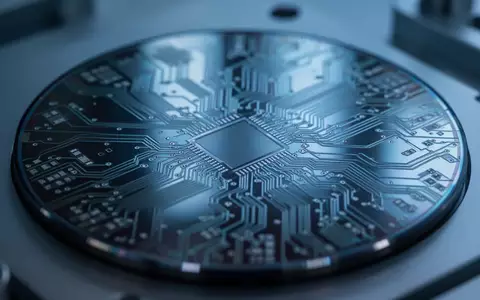Nahaufnahme eines Silizium-Wafers mit komplexen Mikro-Schaltkreisen in einer sterilen Laborumgebung. - Foto: über boerse-global.de