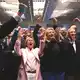 AfD-Chefin Alice Weidel (zweite von rechts) feiert mit der Berliner AfD und fordert von Bundeskanzler Friedrich Merz nach dem schlechten Wahlergebnis in Mecklenburg-Vorpommern Konsequenzen. - Bild: Britta Pedersen/dpa