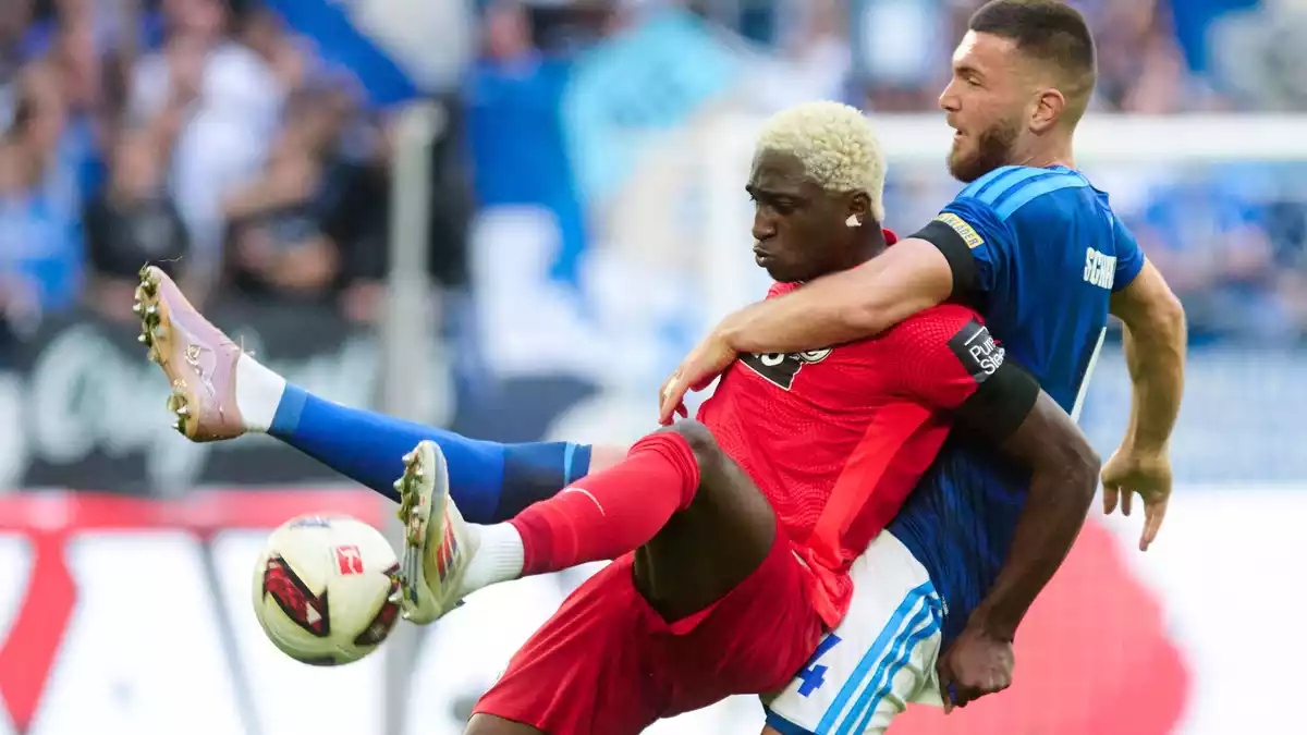 Schalker und Elversberger lieferten sich viele enge Duelle. - Bild: Bernd Thissen/dpa