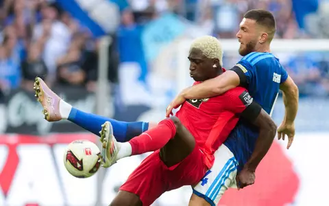 Schalker und Elversberger lieferten sich viele enge Duelle. - Foto: Bernd Thissen/dpa