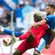 Schalker und Elversberger lieferten sich viele enge Duelle. - Bild: Bernd Thissen/dpa
