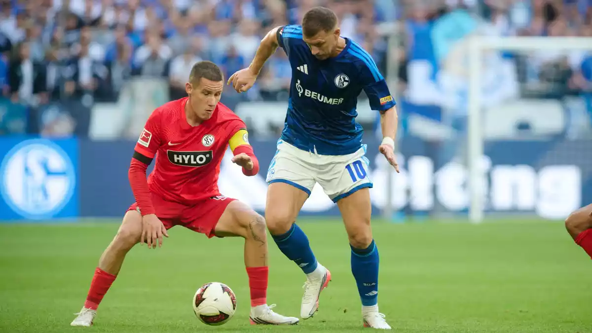 Edin Dzeko (r) wurde von seinen Mitspielern immer wieder in den Spielaufbau einbezogen. - Bild: Bernd Thissen/dpa