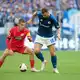 Edin Dzeko (r) wurde von seinen Mitspielern immer wieder in den Spielaufbau einbezogen. - Bild: Bernd Thissen/dpa