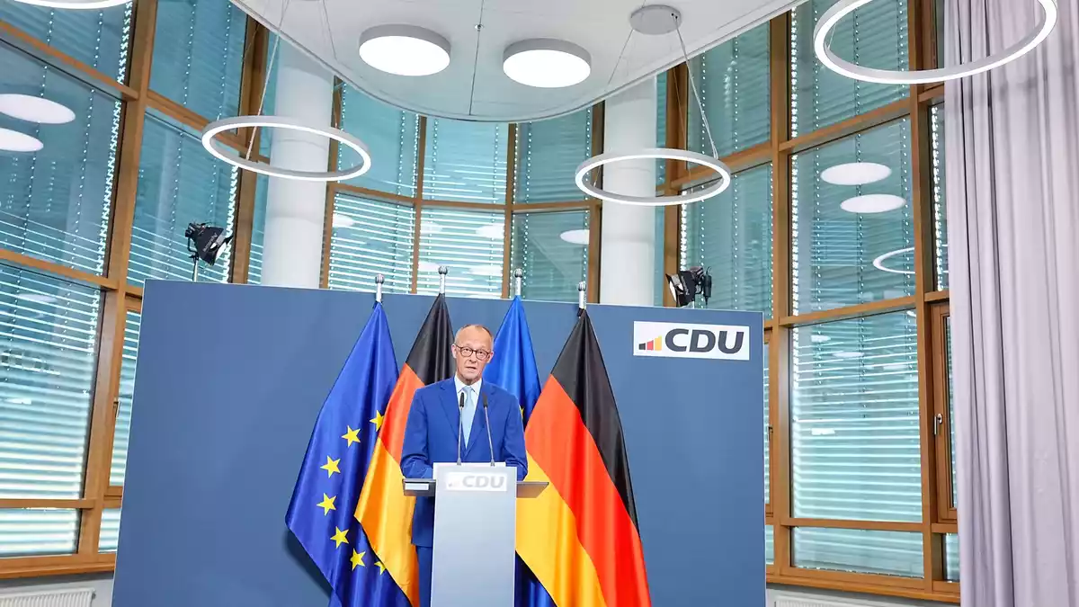 Der Kanzler spricht am Wahlabend von einem «Desaster» für seine Partei.  - Bild: Michael Kappeler/dpa