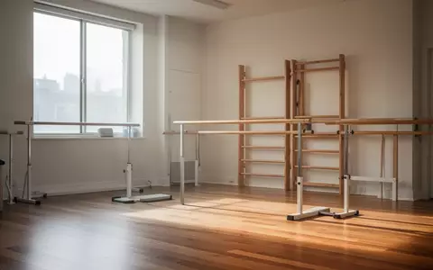 Ein heller, minimalistischer Trainingsraum mit Holzboden und Sprossenwand in einer ruhigen, professionellen Umgebung. - Foto: über boerse-global.de