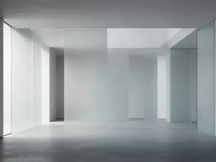 Minimalistische, moderne Architektur mit klaren Linien und weichem Tageslicht in einer neutralen, aufgeräumten Umgebung. - Foto: über boerse-global.de