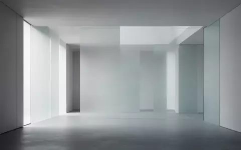 Minimalistische, moderne Architektur mit klaren Linien und weichem Tageslicht in einer neutralen, aufgeräumten Umgebung. - Foto: über boerse-global.de
