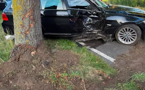 FW Lehrte: Verkehrsunfall: PKW prallt gegen Baum - Foto: presseportal.de