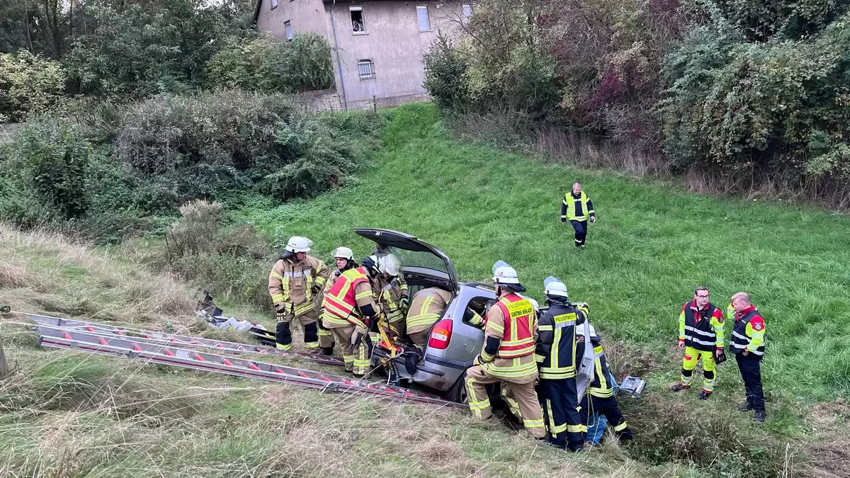 FF Bad Salzuflen: Übung: Auto rutscht in Biemsen-Ahmsen rund drei Meter in einen Graben / Die Bad Salzufler Feuerwehr prüft mit drei Übungen ihre Leistungsfähigkeit und zieht ein erstes Fazit - Bild: presseportal.de
