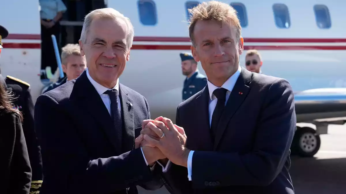 Carney und Macron wollen die Zusammenarbeit ihrer Länder intensivieren. - Bild: Adrian Wyld/The Canadian Press/AP/dpa