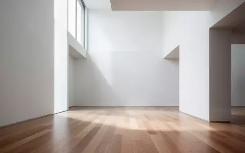 Ein minimalistischer, lichtdurchfluteter Raum mit hellem Holzboden und schlichten Wänden, der eine Atmosphäre technischer Vorbereitung vermittelt. - Foto: über boerse-global.de