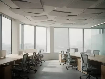 Ein minimalistisch gestalteter, heller Büroraum mit ergonomischen Stühlen und großen Fenstern in einer ruhigen Arbeitsumgebung. - Foto: über boerse-global.de