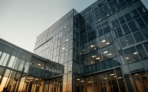 Moderne Büroarchitektur aus Glas und Stahl bei Tageslicht. - Foto: über boerse-global.de