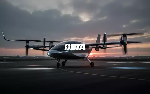 Ein futuristisches elektrisches Luftfahrzeug auf einem Flugfeld bei bewölktem Dämmerungslicht. - Foto: über boerse-global.de