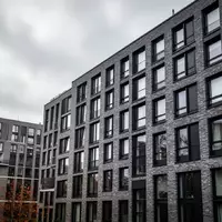Fassade eines modernen Wohnblocks in Hamburg bei bewölktem Himmel als Symbol für den angespannten Wohnungsmarkt. - Foto: über boerse-global.de